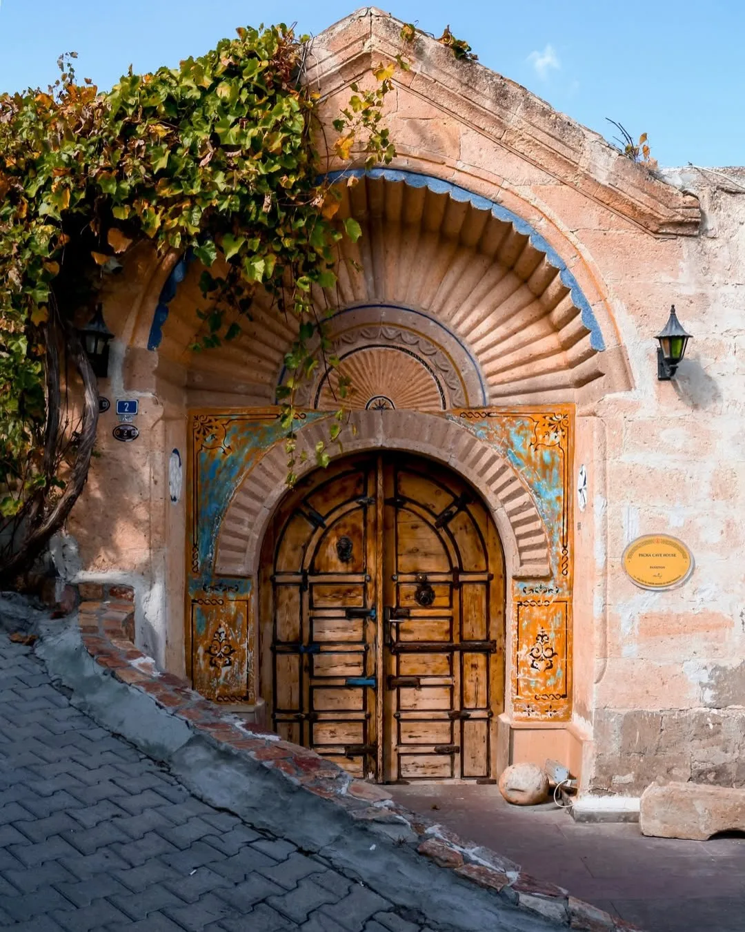Ogni porta racconta una storia